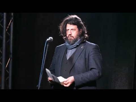 Puzsér beszéde az Erzsébet-hídon, a gyülekezési jog korlátozása elleni tüntetésen 2025. április 8-án 